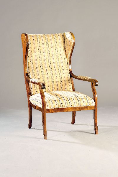 Ohrenbackensessel, Biedermeier, um 1830, Nußbaum massiv, gepolstert und bezogen, H. ca. 109 cm, Sh. ca. 40 cm, EZ 2