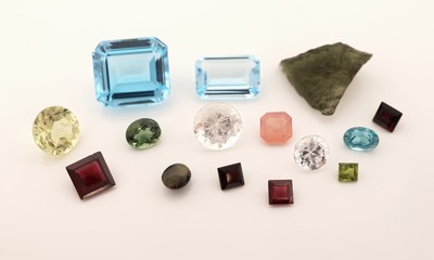 Lot lose Farbsteine, zus. ca. 33.78 ct, u.a. Blautopase (beh.), Apatit, Moldavit, Granate, auch Synthesen, versch. Schliffformen