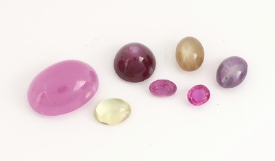 Lot 7 lose Korunde, zus. ca. 22.41 ct, Rubine und Saphire in versch. Farben, Sternrubin und Sternsaphir, versch. Schliffformen und Größen
