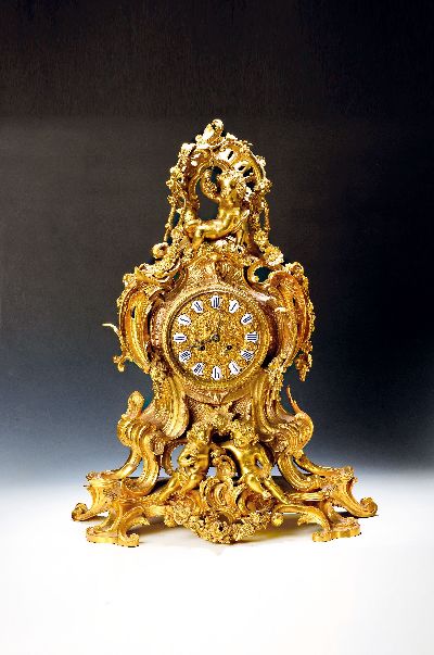 Große prunkvolle Pendule, Frankreich um 1900 , reich verziertes Bronzegehäuse, Vergoldung matt und glänzend gearbeitet, schwungvoll mit großen ...