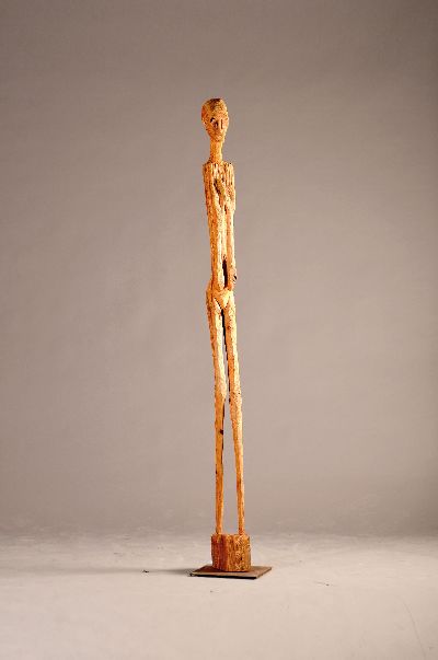 Roland Zehetmeier, geb. 1944 in Rossenheim, Studium Architektur und Kunst TU München, Hier: Holzskulptur "Stop", H. ca. 210cm