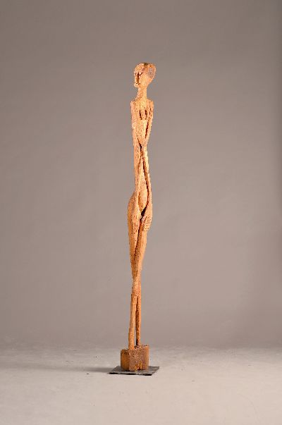 Roland Zehetmeier, geb. 1944 in Rossenheim, Studium Architektur und Kunst TU München, Hier: Holzskulptur "Frau mit überkreuzten Armen", ...