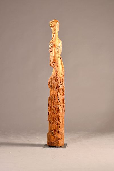 Roland Zehetmeier, geb. 1944 in Rossenheim, Studium Architektur und Kunst TU München, Hier: Holzskulptur, "Frau im Ballkleid", H. ca. 167 ...