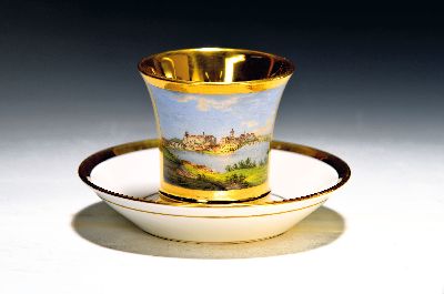Biedermeiertasse mit Untertasse, Nymphenburg, um 1810-1850, Porzellan, feine Miniaturmalerei von Neuburg an der Donau, reiche Goldstaffage auch ...