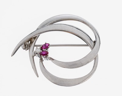 18 kt Gold Rubin-Diamant-Brosche, WG 750/000, geschwungenes Design, 2 Rubin- Navettes zus. ca. 0.19 ct (grav.), 1 8/8- Diamant ca. 0.04 ct (grav.) ...