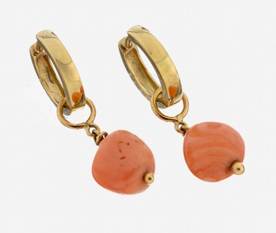 Paar 14 kt Gold Ohrcreolen mit Korallen -Einhängern, GG 585/000, schlichte Creolen,Einhänger mit unförmiger Koralle, ca. 4.8 g, Versand nur ...