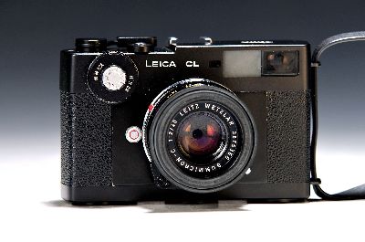 Leica CL, Bj. 1973-74, Seriennr. 1309980, mit Leitz Summicron-C 1:2 40mm, in schwarzer Bereitschaftstasche; Gebrauchsspuren