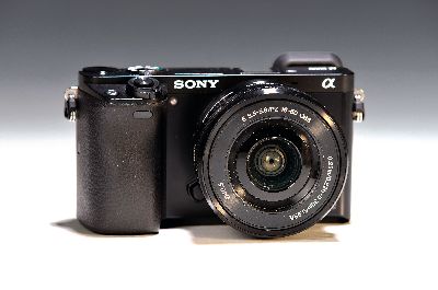 Sony Alpha 6000, nach 2014, APS-C, 24.3 MP , mit Sony-E 1:3.5-5.6 16-50mm, mit Akku, ohneZubehör; min. Gebrauchsspuren