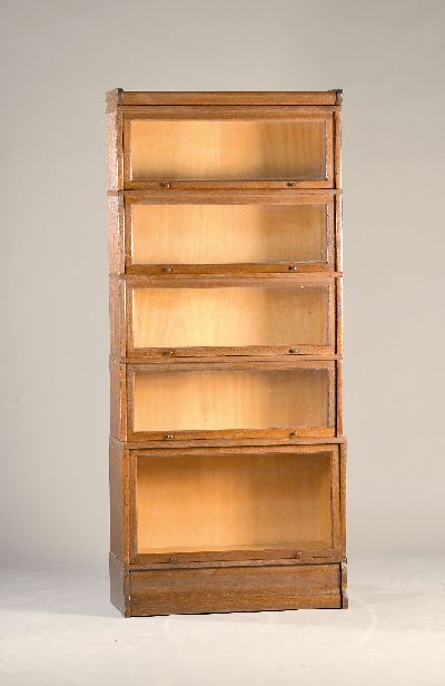 Bücherschrank, um 1910, Heinrich Zeiss AG Frankfurt, Eichefurnier, bestehend aus 5 aufeinander gesetzten Elementen, ca. 199x87x38 cm, EZ 2