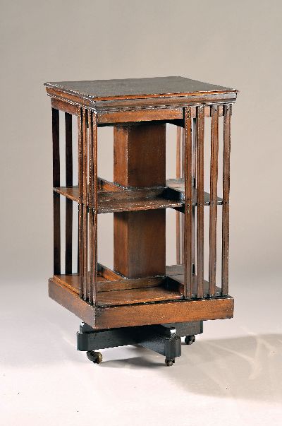 Drehbares Bücherregal, England, 1920, Mahagonifurnier, auf Rollen, ca. 84x47x47 cm, EZ 2