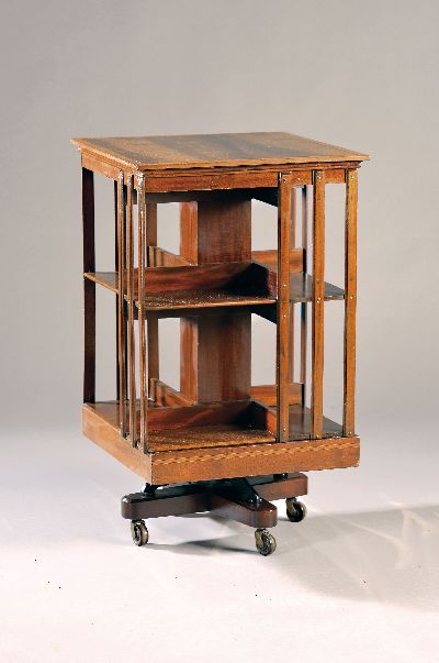 Drehbares Bücherregal, England, um 1920, Mahagonifurnier, auf Rollen, ca. 83x50x50 cm, EZ