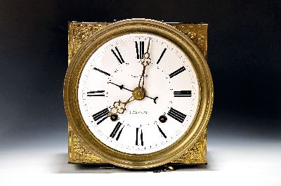 Comtoise mit Lyrapendel und Datumsanzeige, Frankreich um 1870, sog. Lünette (bzw. für Bahnhofstation/Uhrmacher-Werkstatt), verzierte geprägte ...