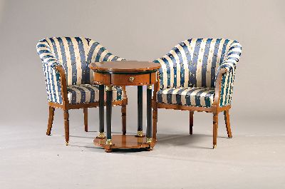 Paar Sessel mit Beistelltisch, 20.Jh., Kirschbaumfurnier, Tisch mit 4 schwarzen Vollsäulen, Messingkapitelle, Tisch: D. ca. 60 cm H. ca. 70 cm, EZ 2