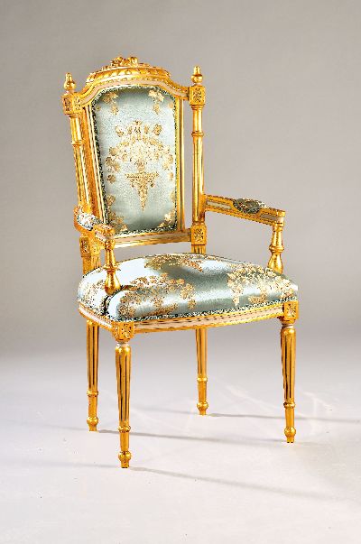 Armlehnsessel, im Louis-Seize-Stil, Polsterung, hellblauer Bezug mit klassizistischen Motiven, Holz golden lackiert, part. mit l. Abblätterungen, ...