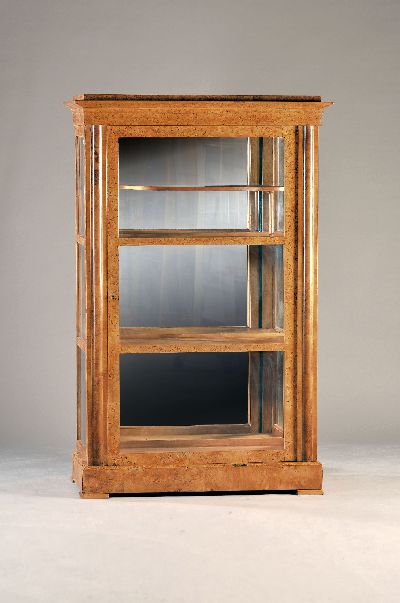 Vitrine, um 1820, helles Wurzelholzfurnier, dreiteilig verglast, 1 Schlüssel, ca. 174x112x57 cm, EZ 2