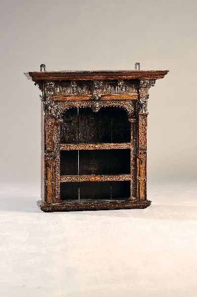 Wandregal, 17.Jh., Eiche geschnitzt, mit geschnitzten Ornamenten, Ablagefläche, ca. 82x83x25 cm, EZ 2-3