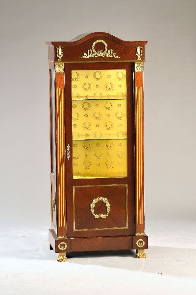 Klassizistische Vitrine im Louis-Seize-Stil, 20.Jh., mahagonifarben, dreifach verglast, Lisenen mit Bandintarsien in Ahorn, aufwendige ...