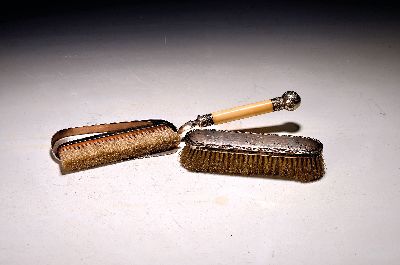 Edward VII Tischkehrset, Birmingham, 1901/1912, 2 Bürsten mit Silberblech-Handhabe, Kehrblech versilbert, Alterssp.