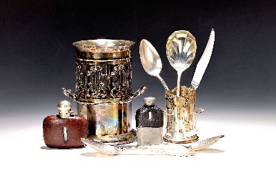 Konvolut Versilberte Tafelobjekte, England, 19./20.Jh., großer und kleiner Flaschenhalter, 2 kleine Flachmänner, 15 Besteckteile, Alterssp.