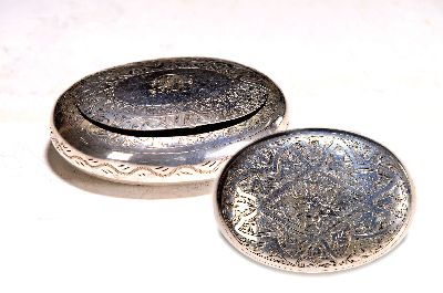 Viktorianische Tabakdose, England, vor 1887, Metall versilbert, innenvergoldet, ornamental gravierte Oberfläche, ovale Form im Deckel bez. ...