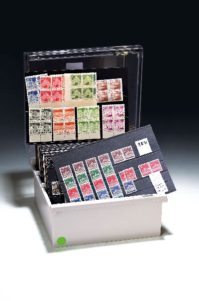 Briefmarken: 1 Kasten mit Steckkarten, überwiegend Berlin, dabei Nr. 1-20 postfrisch (ungeprüft)