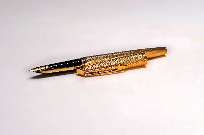 vergoldeter Füllfederhalter, Waterman CF, Saint-Herblain, Frankreich, 1950er-Jahre, 18ct Goldfeder, Oberfläche mit sog. Barleycorn (Gerstenkorn) ...