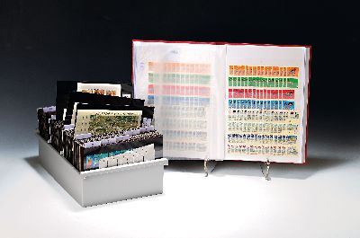 Briefmarken: 2 Kästen mit Steckkarten und vier Alben, Bund Doubletten und Berlin 1960 bis 1990, umfangreiches Konvolut: einige Hundert postfrisch
