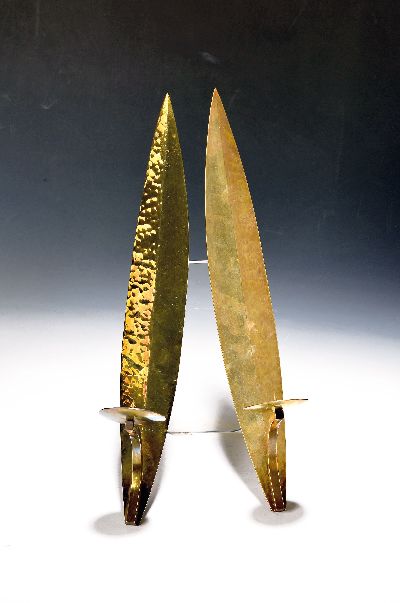 Paar Wandkerzenleuchter von Alfred Schäfter (1900-1970), Bauhaus Dessau Metallwerkstatt 1928, Messing mit Hammerschlagdekor, Signet AS bez. ...