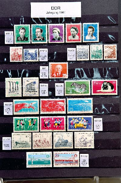 Konvolut Briefmarken, DDR, 1949 bis 1990, 11 Alben, mit Doubletten