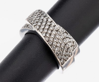 18 kt Gold Brillant-Ring, WG 750/000, gekreuzte Ringschiene, 104 Brillanten zus. ca.0.57 ct Weiß/si, RW 54, ca. 14.2 g, neue Rhod. empfohlen