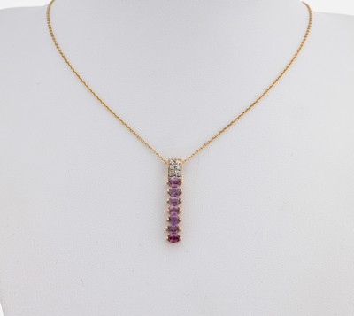10 kt Gold Amethyst-Brillant-Anhänger, GG 417/000, 7 ovalfacett. Amethyste zus. ca. 0.80 ct, 6 Brillanten zus. ca. 0.08 ct Weiß/p, 1 Stein stark ...