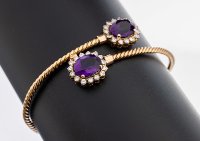 8 kt Gold Amethyst-Brillant-Armreif, GG 333/000 gepr., gedrehter Reif, 2 gegenläufige Köpfe, 2 ovalfacett. Amethyste zus. ca. 6.0 ct, 30 ...