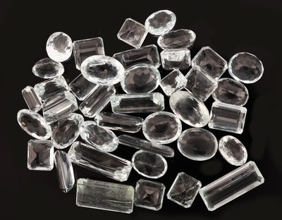 Lot 37 lose Aquamarine, zus. ca. 50.63 ct, versch. Schliffformen, Größen und Farbnuancen,dazu 2 lose Goshenite, zus. ca. 3.85 ct, ovalfacett. und ...