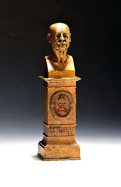 Büste des Otto von Bismarck, deutsch, sign. Langhorst, Messing, mit Wappen und Sinnspruch: Ein Gott, ein Recht, eine Wahrheit, H. ca. 31cm