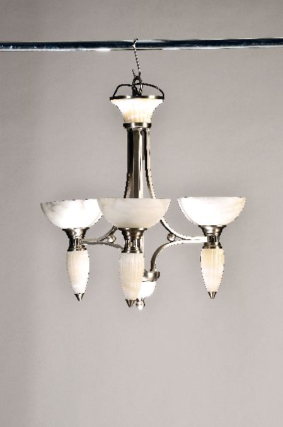 Deckenlampe, im Stil der 20er Jahre, Alabasterschirme, Metall verchromtes Gestell, 3 Brennstellen, ca. 83x74 cm, Fu. nicht gepr.