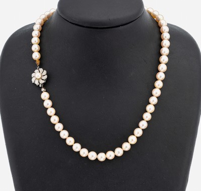 Perl-Collier mit 14 kt Gold Schließe, WG 585/000, l. barocke Süßwasserzuchtperlen, D. ca. 7-7.4 mm, blütenf. Kastenschloss mit Sicherheitsacht, ...