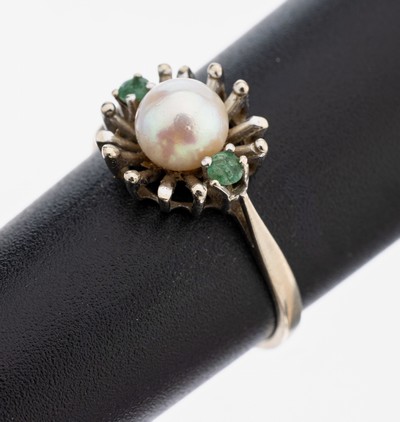 14 kt Gold Perl-Smaragd-Ring, WG 585/000, mittig Akoyazuchtperle, D. ca. 5.4 mm, 2 kl. rundfacett. Smaragde, min. besch., RW 52, ca. 1.9 g