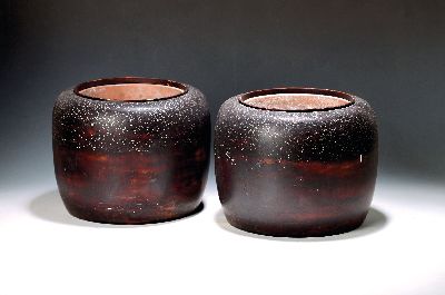Paar Übertöpfe, Japan, um 1900, Lackoberfläche mit kleinen eingelegten Metallplättchen, Kupfereinsätze korrodiert, leichte Altersspuren, ein ...