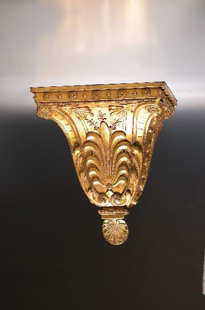 Wandkonsole, 2. Hälfte 19. Jh., leicht beschädigt seitlich, in gold gefaßt, reich verziert mit Muschel- und floralen Schnitzereien, ca. 39x37x27 cm