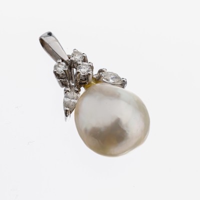 18 kt Gold Perl-Diamant-Anhänger, WG 750/000, unrunde Zuchtperle, 3 Brillanten und 2 Diamantnavettes zus. ca. 0.20 ct Weiß/si, ca. 2.5 g
