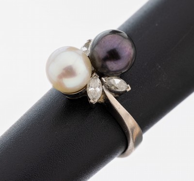 18 kt Gold Perl-Diamant-Ring, WG 750/000, 2Zuchtperlen, D. ca. 7.6 mm, 4 Diamantnavettes zus. ca. 0.60 ct Weiß/si, RW 52, ca. 5.9 g, Meistermarke ...