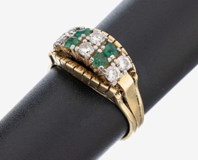 14 kt Gold Brillant-Smaragd-Ring, 1950er Jahre, GG/WG 585/000, 6 Brillanten zus. ca.0.45 ct Weiß/si, 4 rundfacett. Smaragde zus. ca. 0.18 ct, 1 ...