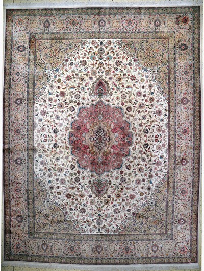 Täbriz fein(50 Raj), Persien, Mitte 20.Jhd,Korkwolle mit Seide, ca. 395 x 300 cm, ca. 500.000 Kn/qm, EHZ: 2(Verschmutzt & Fleckig).