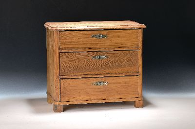 Modellkommode, um 1880/90, Weichholz, drei Schubladen, ein Schlüssel, Messingbeschläge, ca. 39x44x28 cm