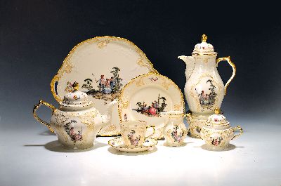 Kaffeeservice, Rosenthal, Herold- Arkadien, 20. Jh., Porzellan, mit reichem figürlichen Dekor, Goldstaffage, Kaffeekanne, Teekanne, Zuckerdose, ...