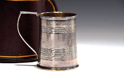 Silberbecher, James Buchanan, London, 1815, Silber, 128g, H. 8cm, graviertes Wappen mit Grafenkrone, innenvergoldet, mit Henkel, in Etui bez. ...