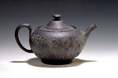 Teekanne aus schwarzer Jasperware, Wedgwood, 19./20.Jh., umlaufender Relieffries mit Opfer an Hymen mit je einem Paar Vestalinen, einem Hymen als ...