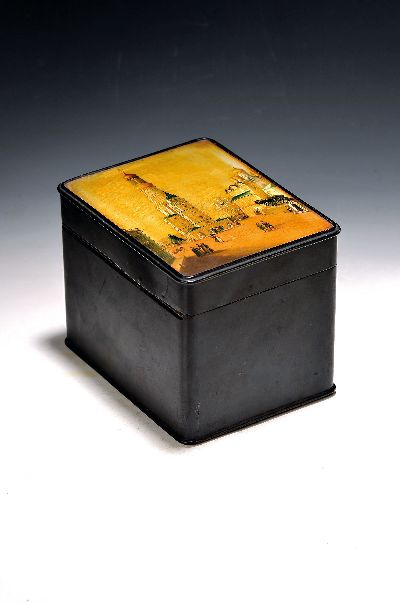 Zigarrendose mit Lackmalerei, Manufaktur Lukutin, Fedoskino, Russland, 1824-1902, Schatulle aus Holz und Pappmaché außen schwarz, innen karmesinrot ...