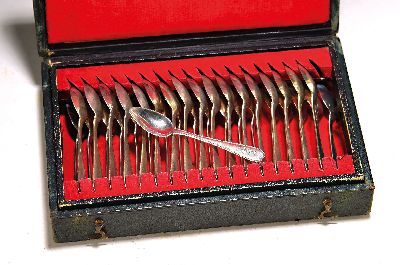 Set aus 36 Kaffeelöffeln, wohl deutsch, um 1800, 13 Lot Silber, Meistermarke CO o. CD ?, Perlstabdekor, mit bekrönter Monogramm -Gravur, ca. 456g, ...