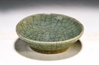 Schale im Geyao-Stil, China, Quing-Dynastie 19.Jh., rötliche Keramik, grüne Craquele -Glasur, Standring mit l. Chips, D. 12 cm, altes Sammlungs- ...